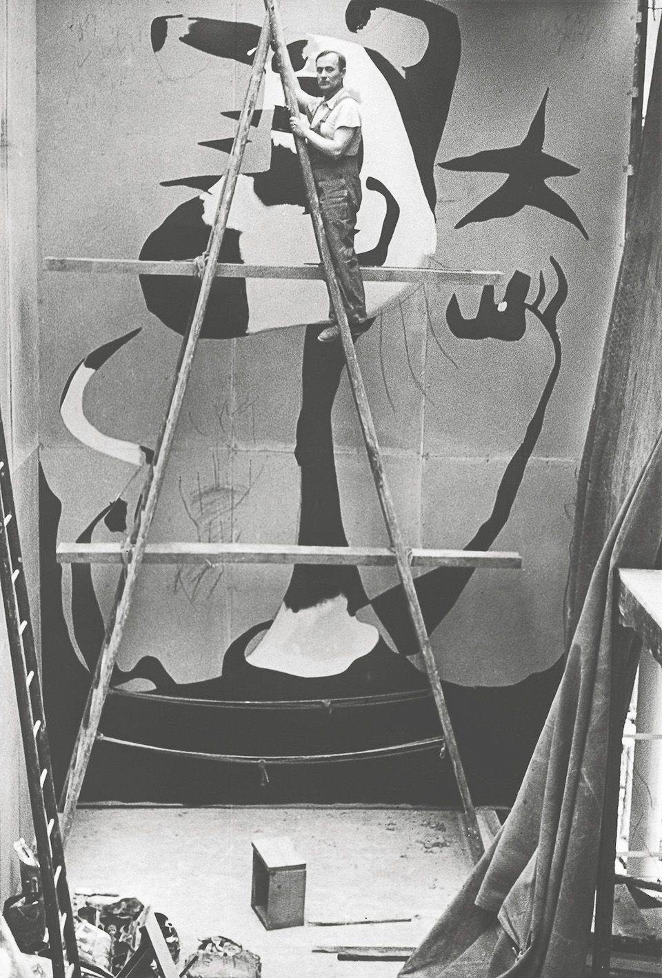 Joan Miró maluje obraz Smrtka