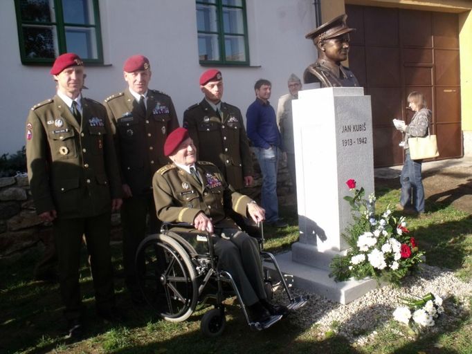 Následovníci druhoválečných parašutistů (zleva velitel výsadkového praporu Róbert Dziak a velitel brigády rychlého nasazení Miroslav Hlaváč). Na vozíku Jaroslav Klemeš.