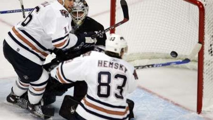 Centr Edmontonu Oilers Jarret Stoll (vlevo) sleduje Aleše Hemského (vpravo) střílí puk ze vzduchu a překonává gólmana Mighty Ducks z Anaheimu Ilju Bryzgalova.