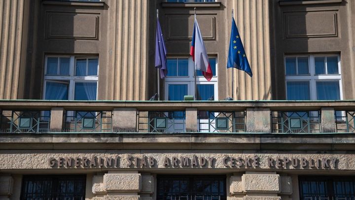 Policie zasahuje na generálním štábu, detektivové obvinili devět osob kvůli zakázkám