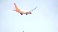 Letadlo Air India směřující do Londýna s 242 lidmi na palubě se ve čtvrtek zřítilo několik minut po startu z indického Ahmedabádu.