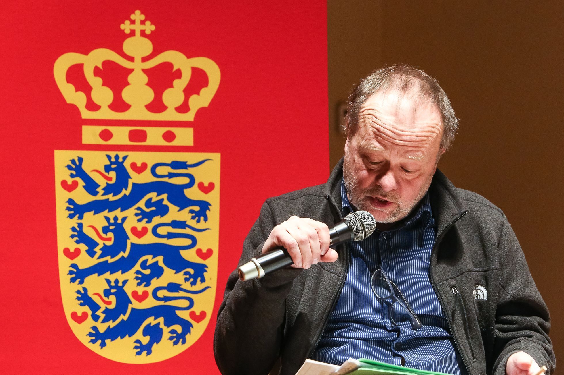 Peter Hoeg čte v Praze ze své knihy