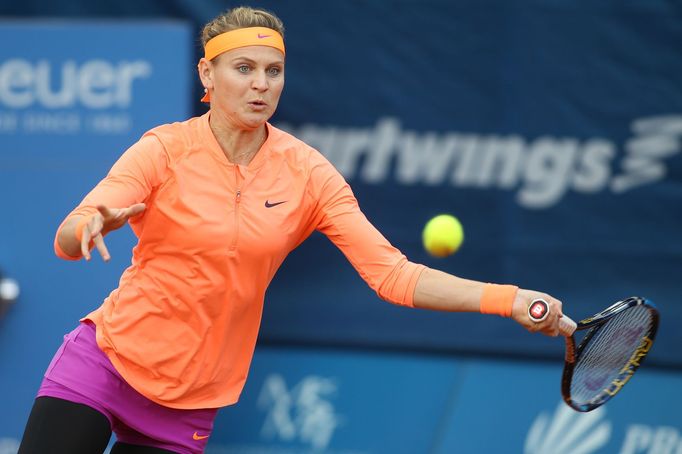 Lucie Šafářová na Prague Open 2017 (v utkání prvního kola proti Slovence Kristíně Kučové)