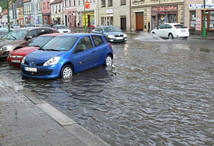 Takto to vypadalo v pondělí odpoledne v Třebíči u pošty vedle náměstí.