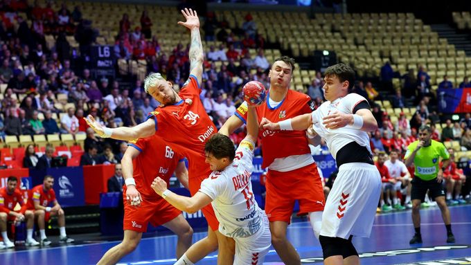 Dominik Solák (vlevo) a Stanislav Kašpárek v zápase MS proti Švýcarsku