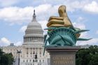Kdo za tím stojí? Ve Washingtonu se objevují záhadné sochy namířené proti Trumpovi