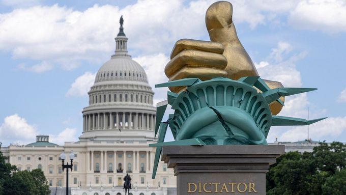„Schváleno diktátorem.“ Socha, která se v červnu 2025 objevila na National Mall v americkém Washingtonu D.C. a kritizuje prezidenta Donalda Trumpa.