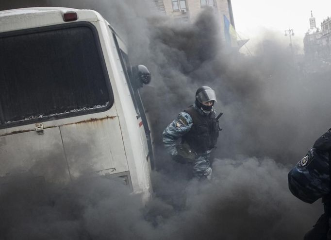 Dav zatlačil policii před radnicí do autobusů.