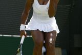 Serena Williamsová se raduje v prvním kole Wimbledonu, v němž porazila Estonku KAnepiovou.