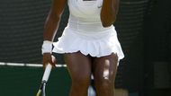 Serena Williamsová se raduje v prvním kole Wimbledonu, v němž porazila Estonku KAnepiovou.