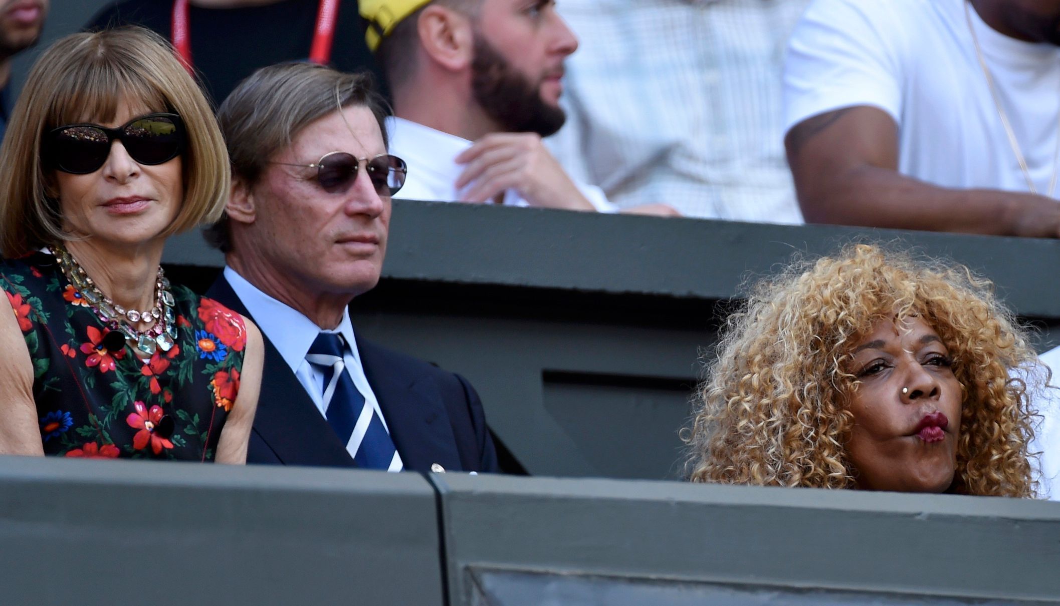 Anna Wintour (L) a Oracene Price matka Sereny Williamsové na finále Wimbledonu 2015