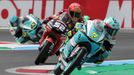 Dennis Foggia  a  Jeremy Alcoba v závodě Moto3 v Assenu 2021