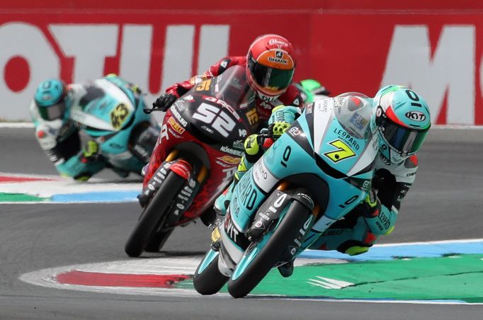 Dennis Foggia  a  Jeremy Alcoba v závodě Moto3 v Assenu 2021