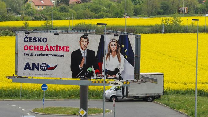 Billboard u pražského Letiště Václava Havla, květen 2019.