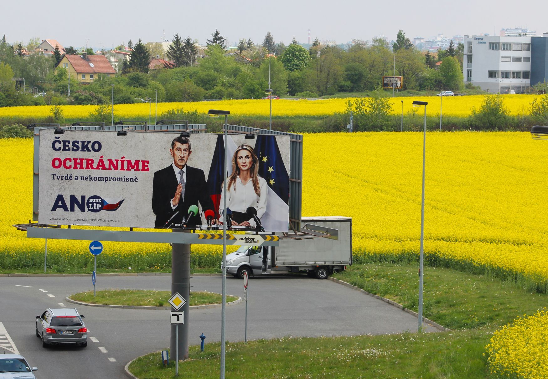 Evropské volby kampaň billboard ANO u letiště v Praze-Ruzyni