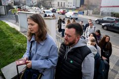 Rusové v Praze stojí v dlouhé frontě. Přišli odevzdat hlas v prezidentských volbách
