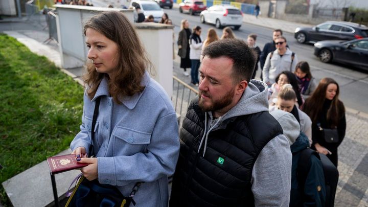 Rusové v Praze stojí v dlouhé frontě. Přišli odevzdat hlas v prezidentských volbách