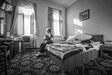 Mladá dívka z Ukrajiny v hotelovém pokoji připraveném pro uprchlíky, Praha, 20. 3. 2022.