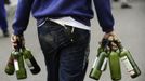 A coal miner collects bottles for a barricade during a protest against government spending cuts in the mining sector, along National Highway 630 in Cinera, northern Spanish province of Leon June 11, 2012. REUTERS/Eloy Alonso (SPAIN - Tags: CIVIL UNREST BUSINESS EMPLOYMENT ENERGY) Published: Čer. 11, 2012, 3:46 odp