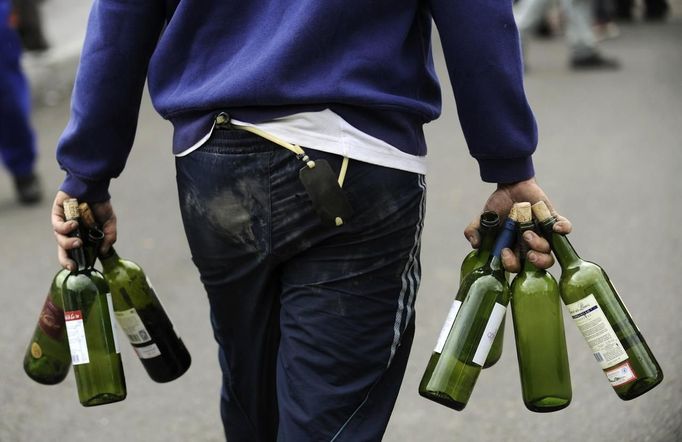 A coal miner collects bottles for a barricade during a protest against government spending cuts in the mining sector, along National Highway 630 in Cinera, northern Spanish province of Leon June 11, 2012. REUTERS/Eloy Alonso (SPAIN - Tags: CIVIL UNREST BUSINESS EMPLOYMENT ENERGY) Published: Čer. 11, 2012, 3:46 odp