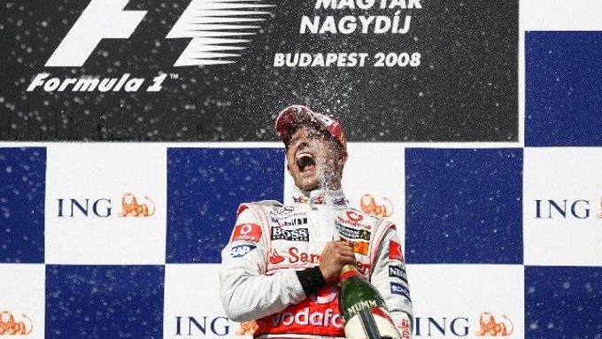 Heikki Kovalainen slaví své první vítězství ve formuli jedna.