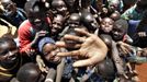 Children wave to media in the the recently liberated town of Konna January 26, 2013. REUTERS/Eric Gaillard (MALI - Tags: CIVIL UNREST CONFLICT MILITARY) Published: Led. 26, 2013, 2:59 odp.