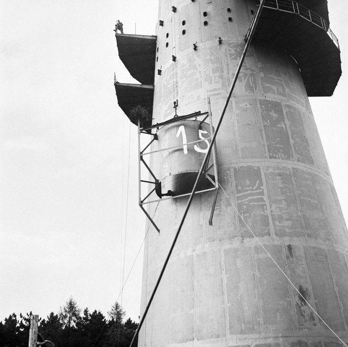 Na snímku: Stavba vysílače Cukrák. Výstavba vysílače začala v roce 1959 na kopci Kopanina (411 m n. m.) u Prahy. Zařízení bylo provozu uvedeno 26. listopadu 1961.