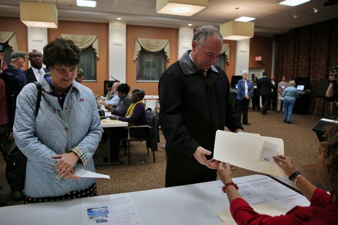 Demokratický kandidát na viceprezidenta USA Tim Kaine odvolil v Richmondu společně s manželkou Anne Holtonovou.