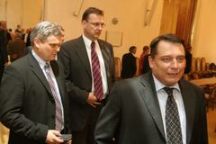 Nečas slíbil pád nezaměstnanosti. Škromach pochybuje