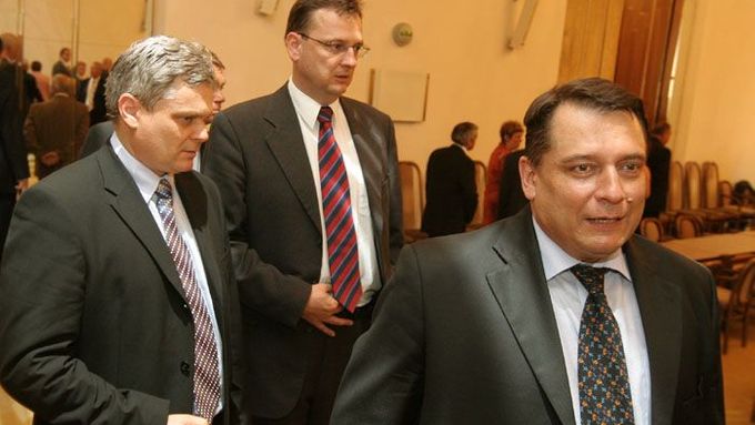 Poslanci na schůzi - Vlastimil Tlustý spolu s Petrem Nečasem z ODS, před nimi šéf ČSSD Jiří Paroubek.
