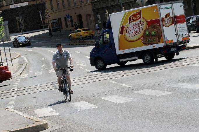 Prázdno. Tam kde jinde popojíždějí auta před semafory, bylo ve čtvrtek dost místa i pro cyklisty.