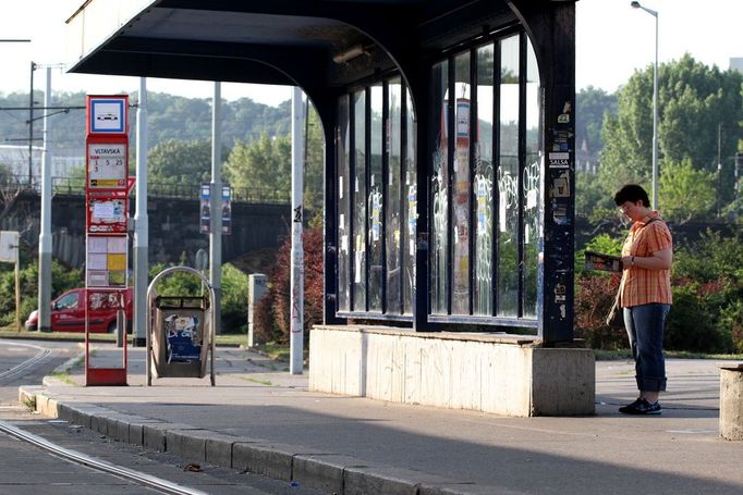 Nástupní ostrůvky tramvajových zastávek byly ráno mnohem prázdnější než v jiný všední den.