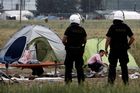 Albánie zatkla pět taxíkářů, kteří převáželi Syřany do Černé Hory. Hrozí jim až desetiletý trest
