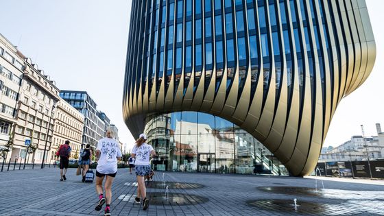 Archirun: Neobvyklý svět nad nejvyššími patry, louka a pohledy pro pražskou smetánku