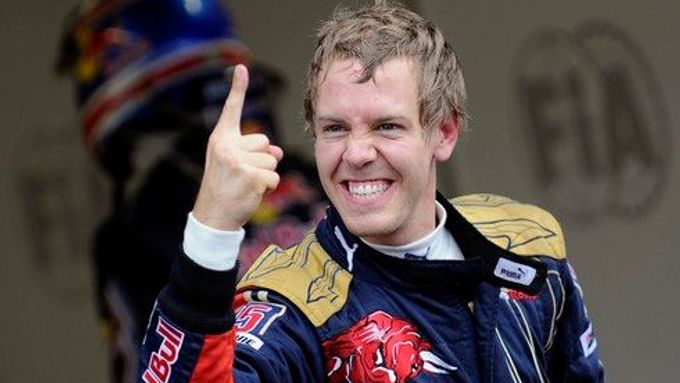 Jezdec stáje Torro Rosso Sebastian Vettel se raduje z pole position, které si vyjel v sobotní kvalifikaci Velké ceny Itálie.