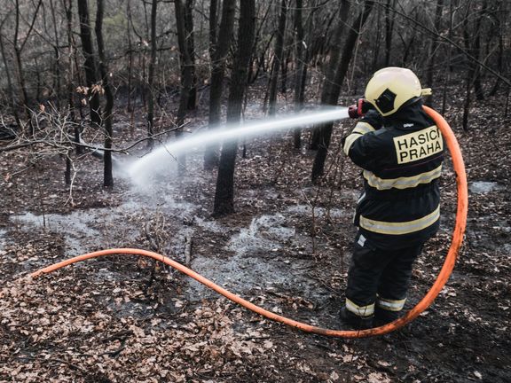 Několik jednotek hasičů zasahovalo ve čtvrtek 7. dubna 2022 u ulice Plzeňská na Praze 5, kde hořelo v nepřístupném terénu.