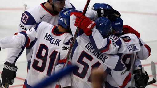 Hráči Slovenska se radují po gólu v utkání MS v hokeji 2012 proti Kanadě.