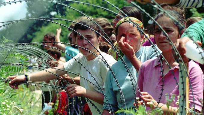 Během masakru v bosenské Srebrenici zemřelo osm tisíc bosňáckých mužů, civilistů. Ženy, děti a starci byli vyhnáni.