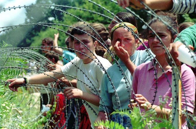 Během masakru v bosenské Srebrenici zemřelo osm tisíc bosňáckých mužů, civilistů. Ženy, děti a starci byli vyhnáni.