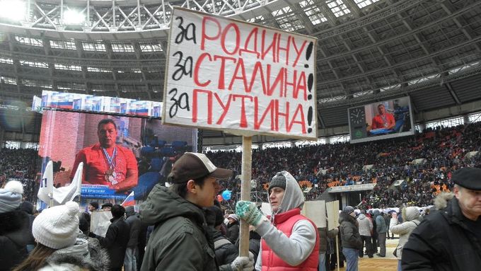 "Za Vlast! Za Stalina! Za Putina!" hlásá zcela vážně transparent.