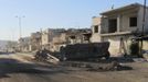 A destroyed bus is seen by the side of a road in the town of Atareb in the province of Aleppo July 3, 2012. Picture taken July 3, 2012. REUTERS/Stringer (SYRIA - Tags: CIVIL UNREST) Published: Čec. 4, 2012, 11:02 dop.