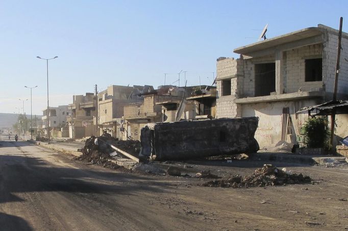 A destroyed bus is seen by the side of a road in the town of Atareb in the province of Aleppo July 3, 2012. Picture taken July 3, 2012. REUTERS/Stringer (SYRIA - Tags: CIVIL UNREST) Published: Čec. 4, 2012, 11:02 dop.