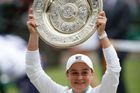 Ashleigh Bartyová s trofejí pro vítězku Wimbledonu 2021