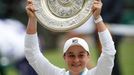 Ashleigh Bartyová s trofejí pro vítězku Wimbledonu 2021