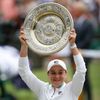 Ashleigh Bartyová s trofejí pro vítězku Wimbledonu 2021