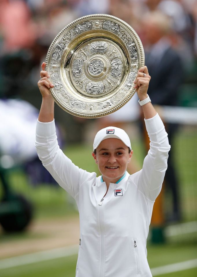 Ashleigh Bartyová s trofejí pro vítězku Wimbledonu 2021