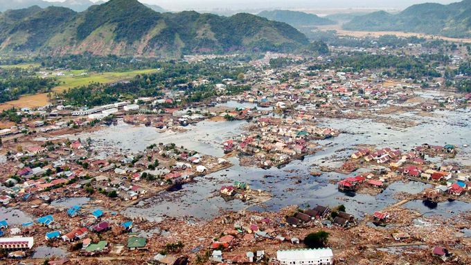 Foto: Vlny pohltily vesnice, zaplavily i hotely. Ničivé tsunami zabilo 230 tisíc lidí
