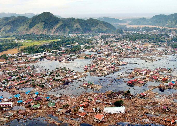 Uplynulo 15 let od ničivé vlny tsunami, která si 26. prosince 2004 vyžádala na pobřeží Indického oceánu v jihovýchodní Asii přes 230 000 mrtvých.