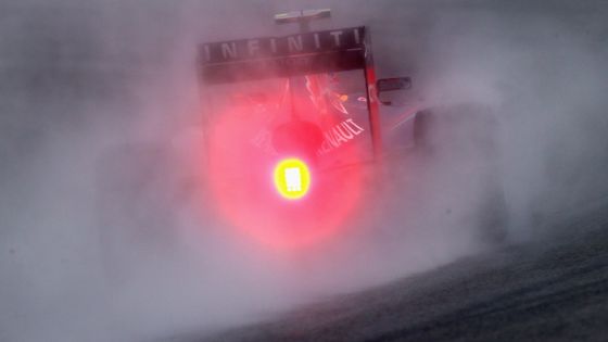 FOTO V Sepangu piloti formule 1 tančili mezi kapkami deště