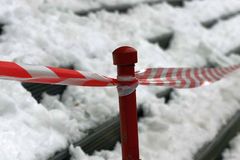 U příbramských garáží našli nahé novorozeně, žije